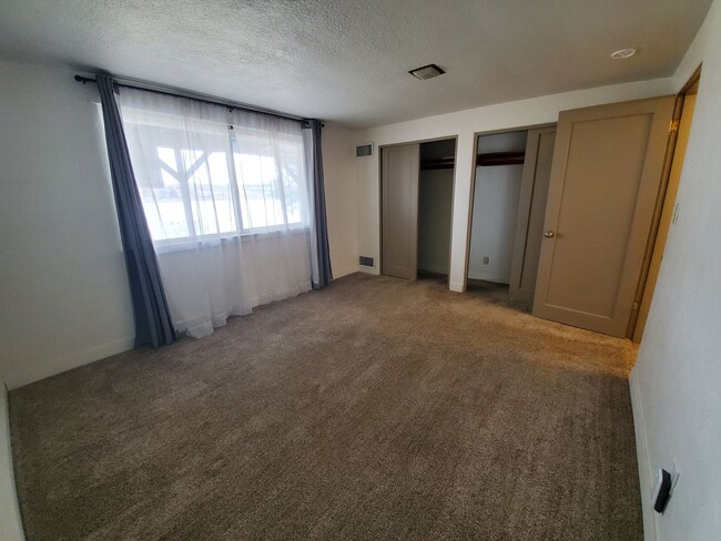 Building Photo - 2 Bedroom 1 Bath Lakefront w/all utilities...