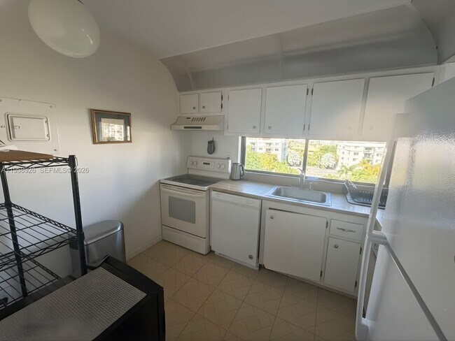 Building Photo - 17021 N Bay Rd