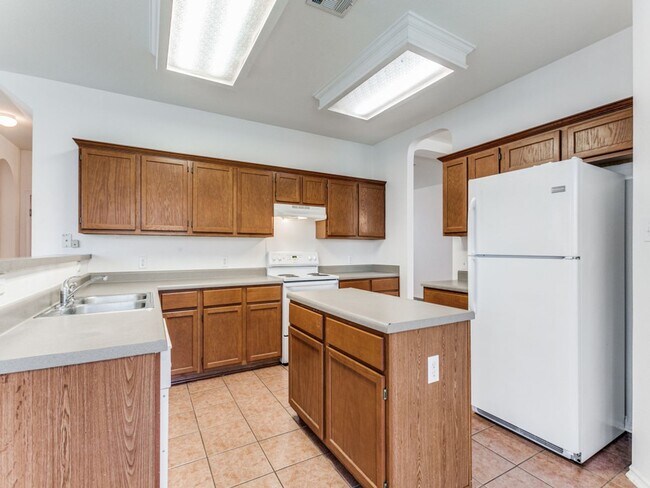 Building Photo - 3/2.5/2 in Cibolo