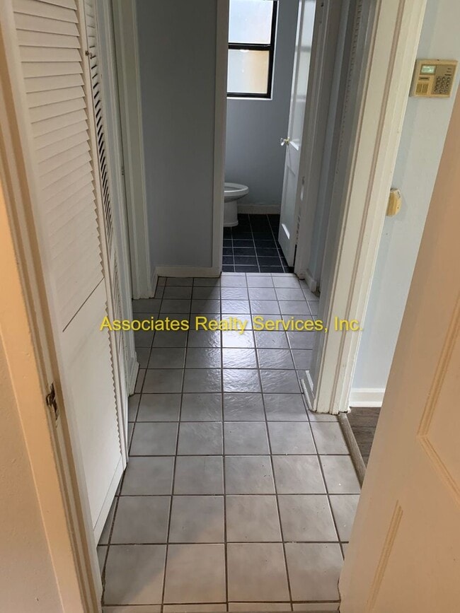 Building Photo - Spacious 3BR/2BA Home on a Quiet Corner Lot!