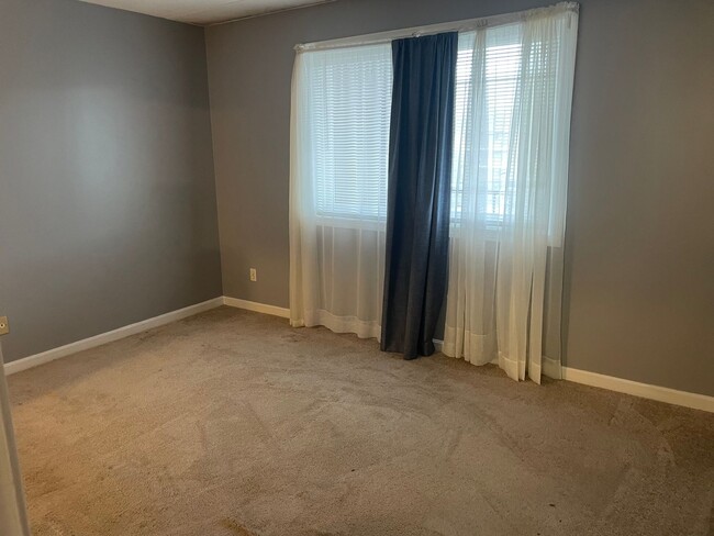 Building Photo - Newly Renovated Condo For Rent in Quaker V...