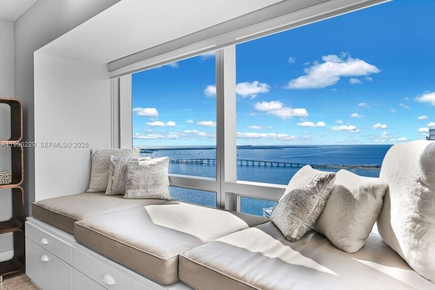 Building Photo - 1435 Brickell Ave