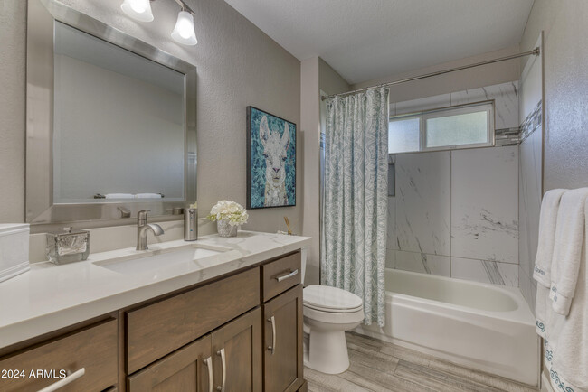 Building Photo - 7812 E Oakshore Dr