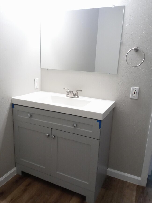 Building Photo - 728 1/2 SW Cambridge Ave