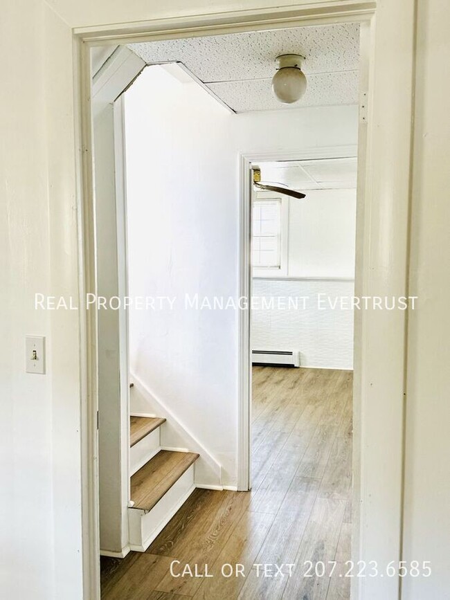 Building Photo - Beautifully renovated 3-bedroom, 1.5-bathr...