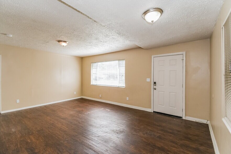 Building Photo - 3041 Detroit Cir N