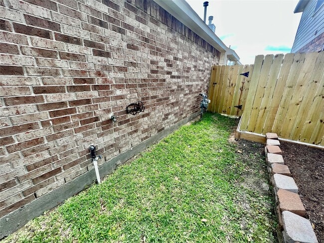 Building Photo - 3210 Blue Bonnet Dr