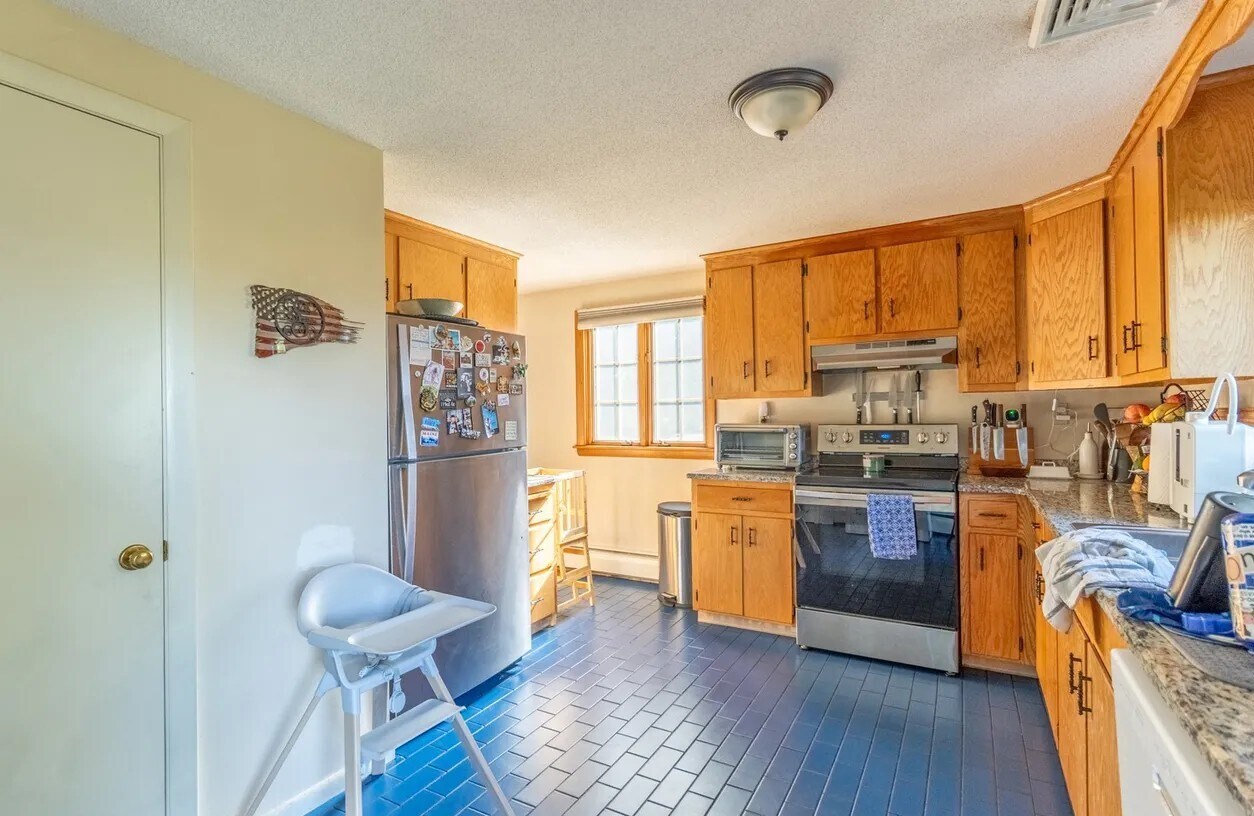 Kitchen - 6 Russell Ave