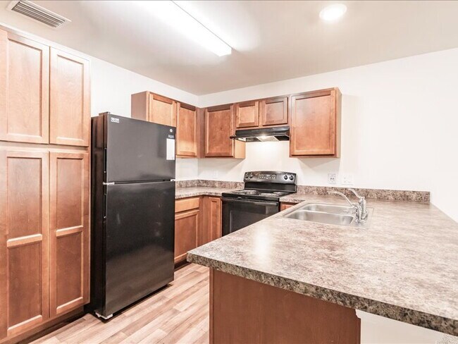 Building Photo - Your Season to Settle In – 3BR/2BA Duplex ...