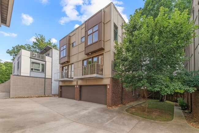 Primary Photo - 3 Bedroom Townhome W/ Uptown Views