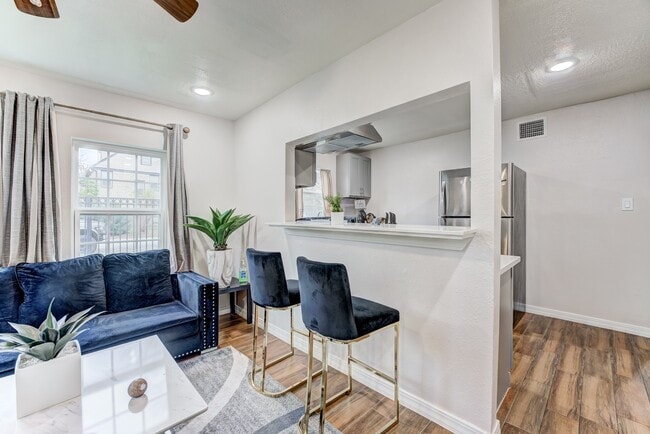 Building Photo - 2720 Truxillo St