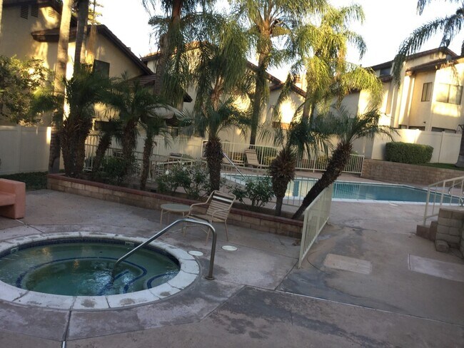 Building Photo - 2 Bedroom 2.5 Bathroom Condo in Canyon Crest