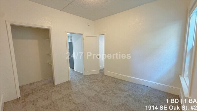 Building Photo - Classic 1 BD | 1 BA Duplex Unit - Buckman