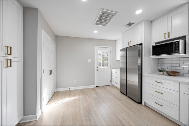 Building Photo - 5737 Dorbrandt St