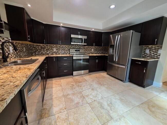 Building Photo - Spacious Townhome in The Trails