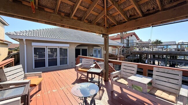 Building Photo - 13806 Primavera Dr