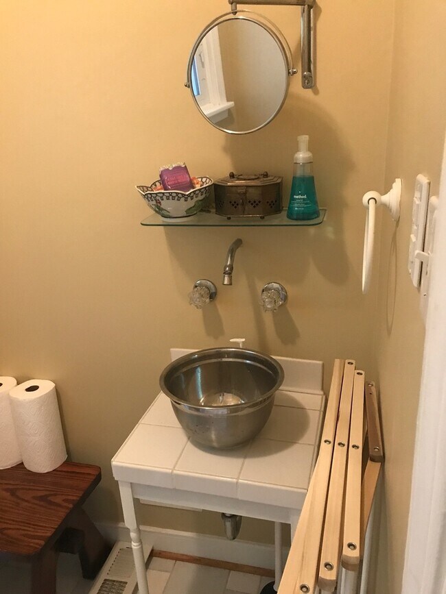 Building Photo - Beautiful 4bdrm/2.5 bath Cape-cod  located in the West End!