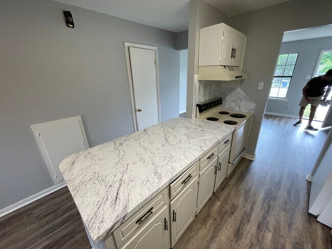 Building Photo - 1208 Henson