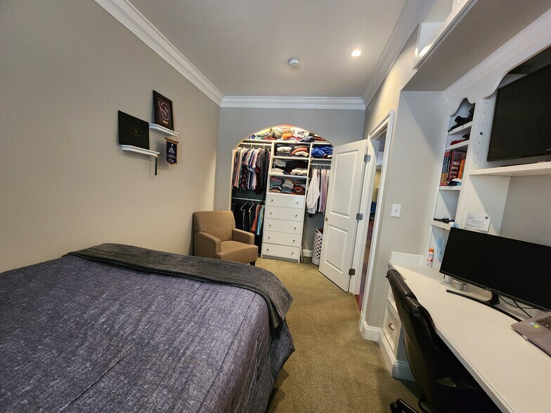 Building Photo - 8 Andrew Pl