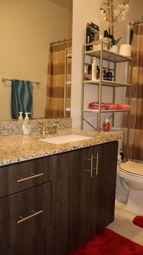 Building Photo - 4 bedrooms 3.5 baths townhome in South San Diego