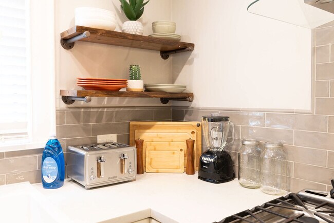 Building Photo - 725 Peddie St