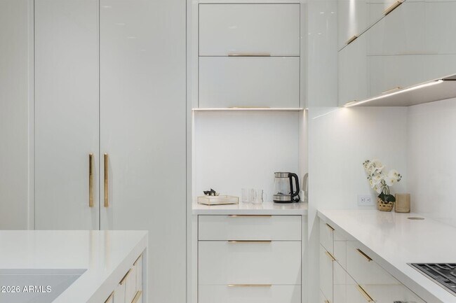 Building Photo - 6587 N Palmeraie Blvd