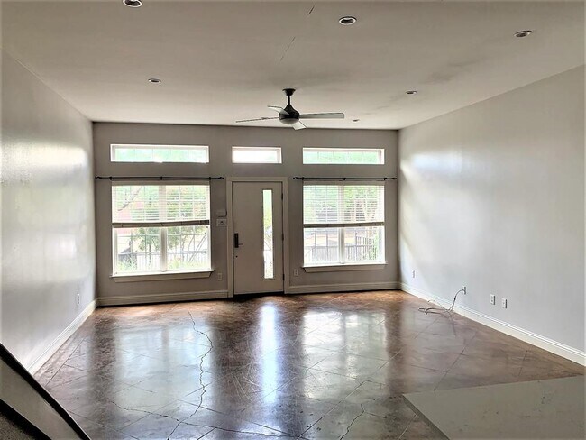 Building Photo - 1811 S Ervay St