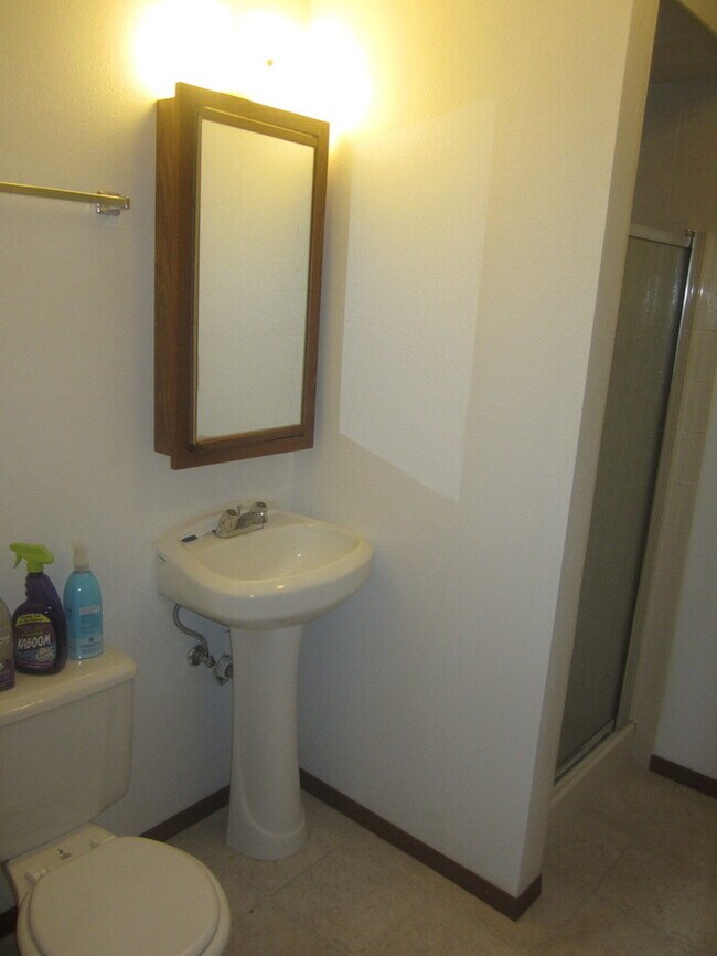 Building Photo - 3 Bedroom 2 Bath Tri Level Home with 2 Car...