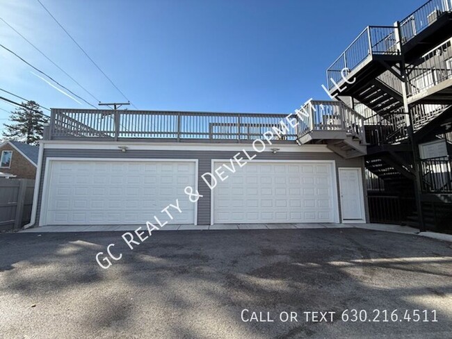 Building Photo - *** 3 BDRM- 2 BTH / W&D IN UNIT / GARAGE P...