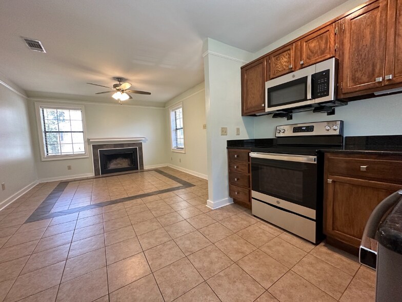 Building Photo - 507 E 7th St