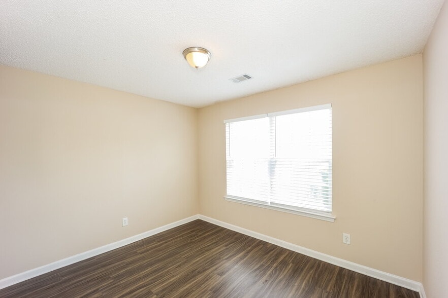 Building Photo - 2167 Red Oak Cir
