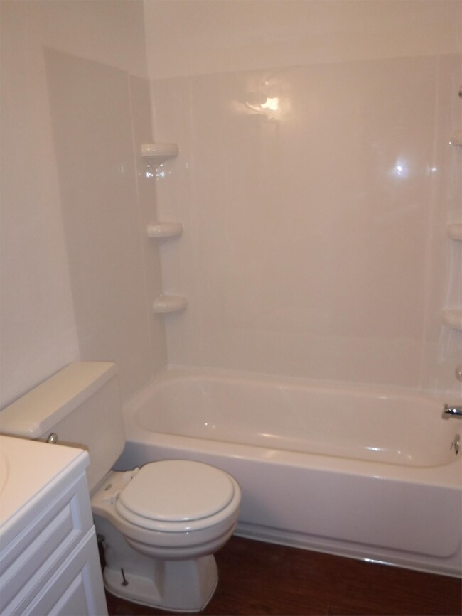 Building Photo - 936 E Colonial Manor Dr