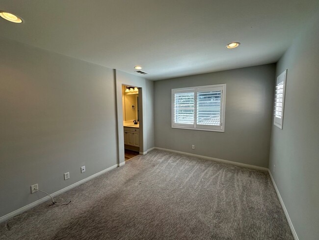 Building Photo - Charming 2 Bed 2.5 Bath Detached Home in G...