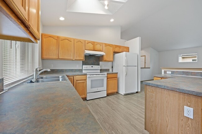 Building Photo - Move in ready! 3 bedroom rambler - Great l...