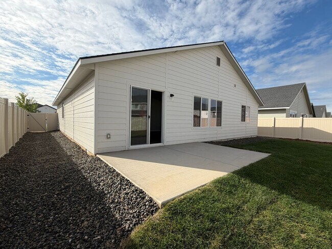 Building Photo - Move-In Special! Brand new 3 bed 2 bath ho...