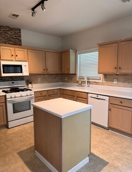 Building Photo - 1570 Valley Club Dr