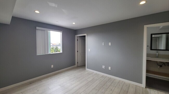 Building Photo - 32(839)