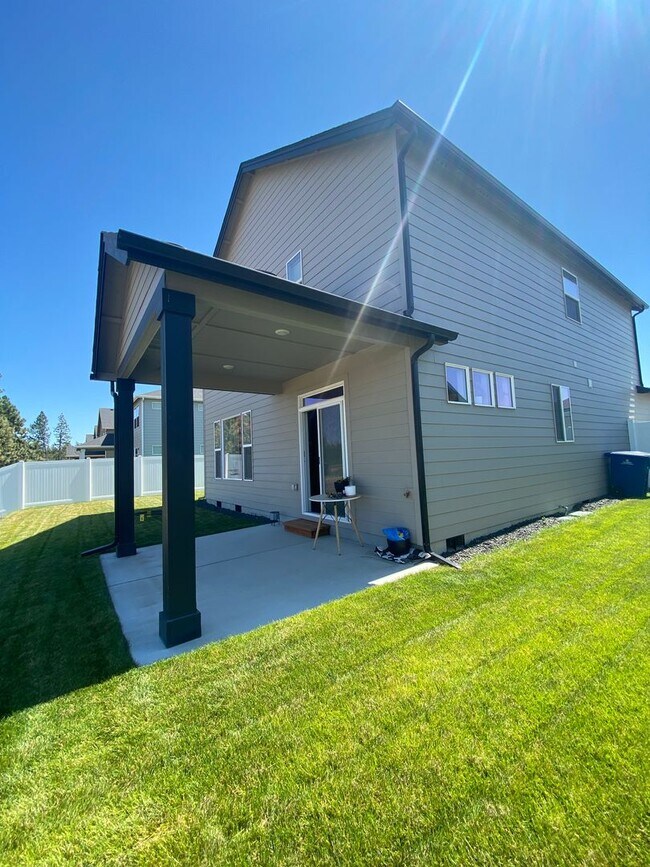 Building Photo - Beautiful 3-Bedroom Home with Covered Rear...