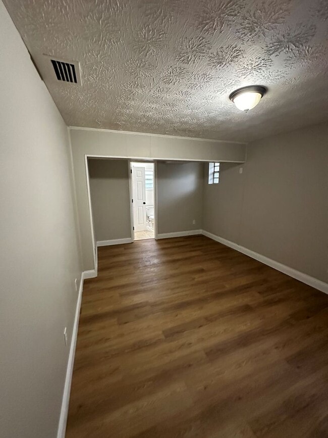 Building Photo - **4/2 BR Single Family home : Available Now