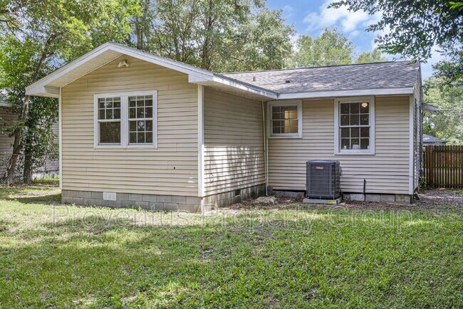 Building Photo - 305 Chaseville St