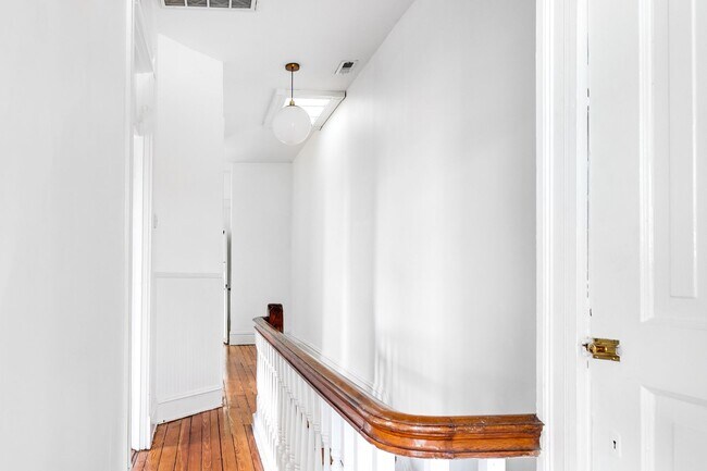 Building Photo - 305 N Vine St