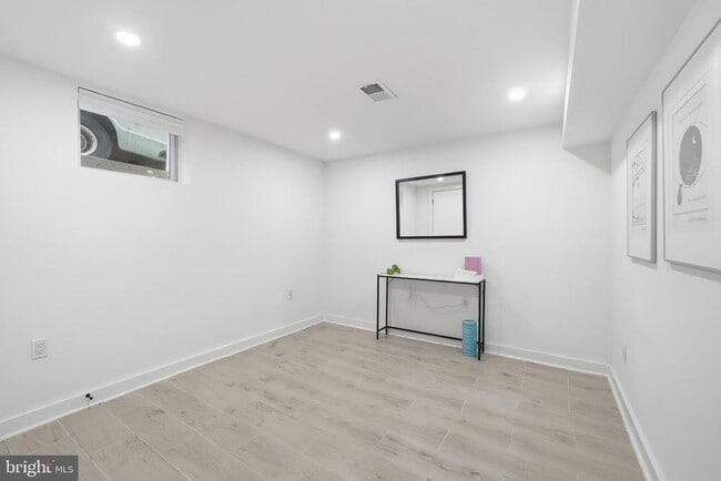 Building Photo - 2211 Franklin St NE