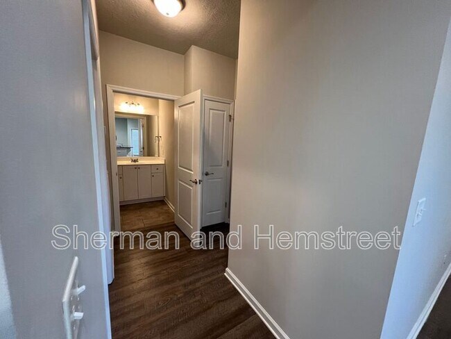 Building Photo - 744 Tarvin Cir