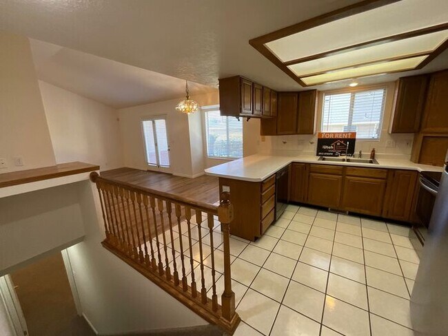 Building Photo - 4 bdrm 3 bth Home 2 Car Garage- HOA with Pool
