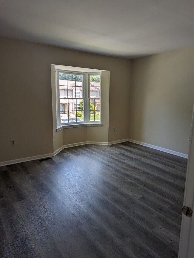 Building Photo - Available! Beautiful End Unit Condo in Bet...