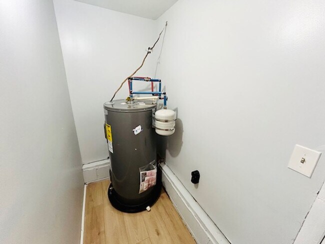 Building Photo - MOVE IN SPECIAL- $300 Off First Month's Rent-MOVE IN READY BRICK HOME!