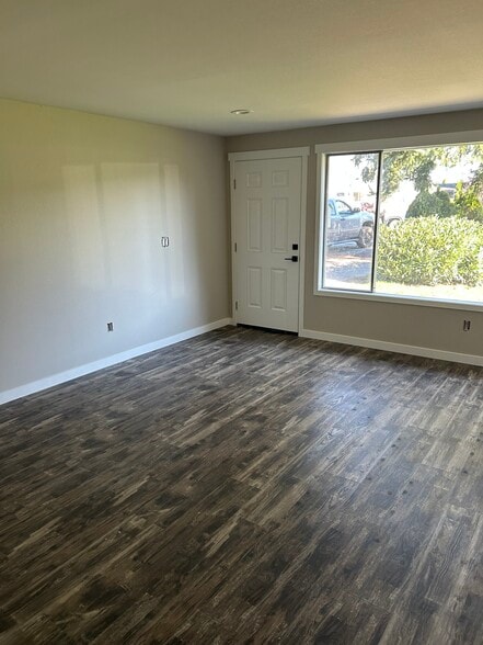 Building Photo - 1602 E Hazel Ave