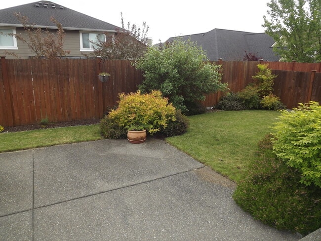 Building Photo - Gorgeous 3 bedroom, 2.5 bath in "Eagle Hei...