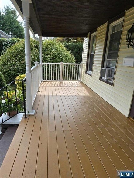 Building Photo - 542 Doremus Ave