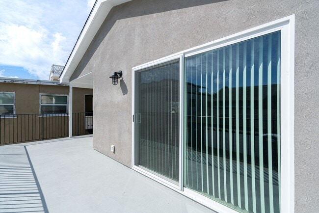 Building Photo - 905 W Balboa Blvd